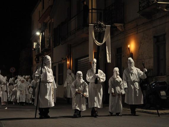 Большая часть торжеств проходит вечером, верующие одеты в региональные сардинские костюмы от   зажженные свечи, поющие традиционные песни или в ритме музыки, проходят по городу