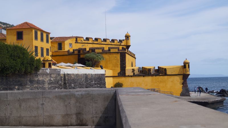 Прогулка по набережной заканчивается возле желтого форта Сан-Тьяго , который в древние времена служил оборонительным целям