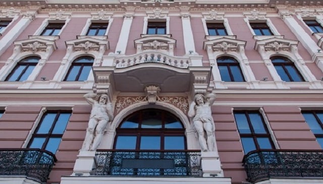А уже в 2011 году «Гранд Отель» выкупил львовский бизнесмен и депутат горсовета Григорий Козловский, который в 2014 году закрыл его на очередную реконструкцию